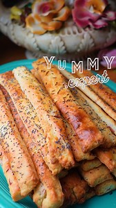 O reteta super simpla si foarte delicioasa de SARATELE cu BRANZA. Se fac super usor si sunt pe placul intregii familii.🥰 INGREDIENTE: -340g branza de burduf -130g parmezan -150g smantana -65g salam (optional) -50g ulei -400g faina -1 ou - pentru uns: 1 galbenus 3lg lapte Pofta buna. Va pup, Maria🥰 | Yummy.Expert