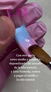 Encapsulado con técnica TriFusion🩷🩵❄️ “ TriFusion “ ¡Hola, soy Llys nails! Y me alegra muchísimo el poder compartir mi técnica con todos ustedes, quiero presentarles ‘TriFusion’ es una técnica que nos va a facilitar muchísimo el trabajo a nosotras las Manicuristas y que las clientas amarán. Escogimos el nombre “TriFusion” ya que en la técnica, prácticamos tres funciones a la vez, “Sistema dual Acrílico Gel semi-permanente”. Aunque los moldes originales que necesitamos aún no están listos, podr