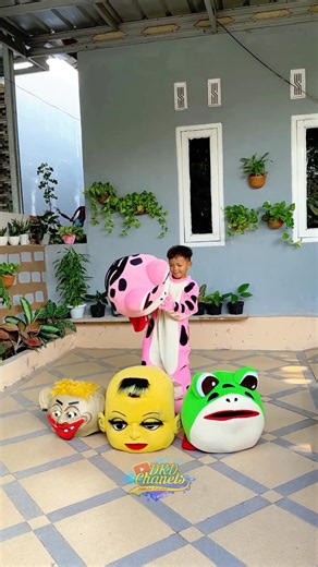 Badut mendapat topeng kepalanya