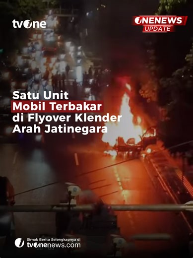 Sebuah video amatir yang beredar di media sosial memperlihatkan satu unit mobil terbakar di bawah Fly Over Klender, Jakarta Timur, arah Jatinegara, pada Kamis malam, 22/1/2026 sekitar pukul 20.35 WIB. Api terlihat membesar disertai kepulan asap tebal, sehingga menarik perhatian warga serta pengguna jalan yang melintas di lokasi. Peristiwa tersebut sempat menyebabkan arus lalu lintas tersendat di sekitar Fly Over Klender. Hingga kini, belum diketahui jenis dan identitas mobil yang terbakar, serta