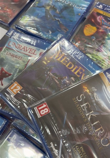 🎮🔥 ¡NUEVAS ENTRADAS EN FRIKY GAMES! — PARTE 4 Y ÚLTIMA 🔥🎮 ¡Llegamos a la CUARTA Y ÚLTIMA PARTE de este brutal lote de PlayStation 4! 🎮🔥 Y para cerrar este pedazo de entrada como se merece, tenemos que destacar una auténtica joya: ⚔️ SEKIRO: SHADOWS DIE TWICE — GAME OF THE YEAR EDITION 📀 TOTALMENTE PRECINTADO 🇪🇸 VERSIÓN PAL ESP Una edición muy buscada y que llega a FRIKY GAMES en un estado espectacular. 😍🔥 Han sido 4 partes cargadas de auténtico material para coleccionistas, y ahora sí