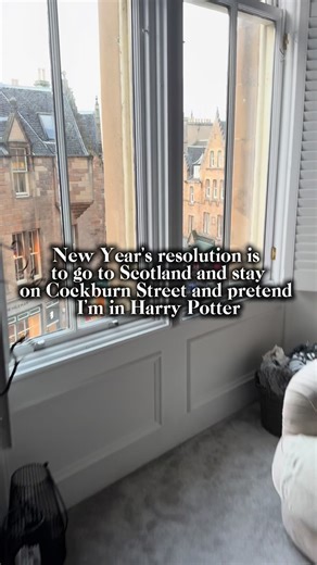 Staying on Cockburn Street in Edinburgh feels like stepping straight into Harry Potter’s Diagon Alley — winding cobblestone streets, medieval architecture, colorful shopfronts, and that unmistakable old-world magic in the air. ✨⚡️ This iconic street connects the Royal Mile to Waverley Station, making it one of the best places to stay in Edinburgh if you want history, walkability, and storybook vibes all in one. Morning coffee feels enchanted, evenings glow with golden lights, and every corner lo