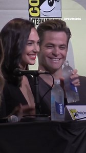 Auf der Comic Con San Diego im Jahr 2016 tauschten Gal Gadot und Chris Pine ein paar Blicke aus, die niemanden gleichgültig ließen 🫢. | Helene