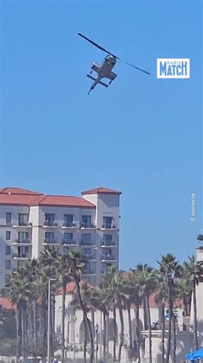 350K views · 9.8K reactions | Un impressionnant crash d’hélicoptère à Los Angeles.  Cinq personnes ont été blessées et transportées d’urgence à l’hôpital après le crash d’un hélicoptère à Huntington Beach, en Californie. L’appareil devait participer à l’événement « Cars ’N Copters on The Coast », un rassemblement très populaire de voitures de luxe et d’hélicoptères organisé en bord de mer, près de Los Angeles. | Paris Match | Facebook
