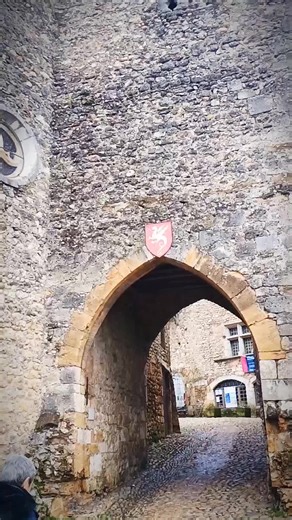 Pour une fois on se fait un mini vlog, destination ? Pérouges est une cité médiévale perchée sur une colline dans le département de l’Ain, en région Auvergne-Rhône-Alpes, à environ 30 km de Lyon. Elle se distingue par ses rues pavées de galets, ses maisons anciennes en pierre, en briques et à colombages, et son enceinte fortifiée, qui donnent l’impression de faire un voyage dans le temps jusqu’au Moyen Âge, surtout avec le temps gris d'aujourd'hui, mais on n'a pas vu de leups messire. Son archit