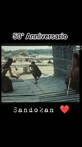 Sandokan 50° anniversario Scena tratta da: Sandokan alla riscossa la tigre è ancora Viva 1977 Sandokan – 50 anni di leggenda (1976–2026) A cinquant’anni dal suo debutto televisivo, Sandokan non è solo una serie d’avventura: è un ricordo collettivo inciso nella memoria di intere generazioni. Con il volto magnetico di Kabir Bedi e una messa in scena essenziale ma potentissima, la Tigre della Malesia ha trasformato il piccolo schermo in un luogo di sogni esotici, ribellione e romanticismo puro. Riv