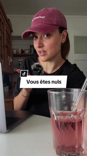 La solution est ici ↓ Pour rédiger votre premier script et poster votre première vidéo face caméra suivez ces 4 étapes : 1. Trouvez le thème de votre vidéo. Exemple : Rédigez un script pour une vidéo face caméra. 2. Décidez de la solution concrète à apporter. Exemple : comment rédiger son premier script quand on se croit nul. 3. Trouvez un appel à l’action pour diriger votre audience vers votre légende. Exemple : Lisez ma légende pour rédiger votre premier script. 4. Décidez de votre hook pour ê