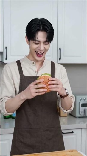 Jinu's tongue was pinned down by a fork.#funny #kpop #shorts #rumi #jinu