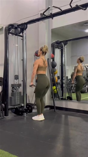 159K views · 1K reactions | Here’s some UPPER BODY moves you can hit on the cable machines! ✅ #upperbodyworkout #workout #gym #workoutmotivation #gymmotivation | Lynsay Brown | Facebook