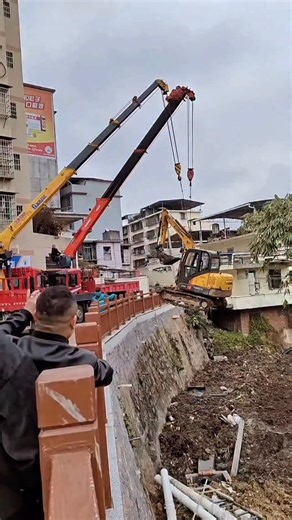 Digital Trends on Instagram: "Japan की वो सड़क... जो बिजली बनाती है! दुनिया तेज़ी से बदल रही है, और Japan तो हमेशा एक क़दम आगे ही रहता है। वहाँ की सड़कों पर अब सिर्फ लोग नहीं चलते... वहाँ बिजली पैदा होती है! सोचो, आप सड़क पर चलते हो और आपके हर क़दम से energy generate हो रही है। यह technology Piezoelectric Roads कहलाती है यानी सड़क के नीचे ऐसे plates लगाए जाते हैं जो दबाव पड़ते ही बिजली बना देते हैं। मतलब जितना लोग चलेंगे... उतनी बिजली बनेगी। कितना कमाल का use है ना? कोई fuel नहीं, कोई नुकसान नही