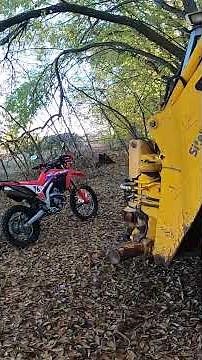 Az erdő mélyén találtam egy elhagyott markolót! 🚜💨 #bikelife #gopro #supermoto #enduro #motocross