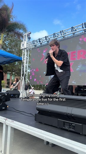 Oliver Fox Live Performance of 'Temperature'