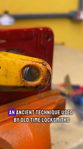 The age-old locksmith trick they rarely teach outsiders Old-school locksmith secret #USA #LocksmithTale #WorkshopDIY | DIY BUGS | Facebook