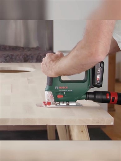 Du suchst eine Akku-Stichsäge, die mit deinen Projekten Schritt hält? 🔧​ Die UniversalSaw 18V-100 sorgt für zuverlässige Schnittleistung in Holz, Parkett und Aluminium. Mit bis zu 100 mm Schnitttiefe, 4-stufigem Pendelhub und variabler Geschwindigkeit arbeitest du kontrolliert und kommst zügig voran. Dank SDS-System gelingt der Sägeblattwechsel schnell und werkzeuglos. 🪵 | Bosch DIY and Garden