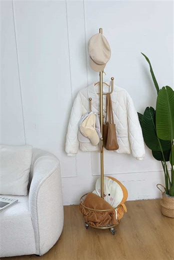 With this coat rack, you‘ll never have nowhere to put your hats and bags! #coatrack #storage #coathanger #homegoods #newyearnewme