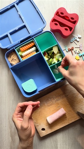 Szafi Free & Reform életmód on Instagram: "🎭🍩 Farsangi hangulat az uzsonnásdobozban 🍩🎭 SZAFI X @uzsonnásdobozom.hu 💙 Ha farsang, akkor a fánk bizony kötelező darab! Ebben az uzsonnásdobozban egy gluténmentes, tejmentes, tojásmentes, élesztőmentes fánk kapta a főszerepet – természetesen Szafi Free amerikai fánk lisztkeverékből 🙌 És ami még belefért a MontiiCo Feast uzsonnásdobozba: 🥕 hummusz 🥒 friss zöldségek 🍎 gyümölcs 🧀 sajtos-sonkatekercs 🌰 magok Mert a mentes uzsonna lehet egyszerr