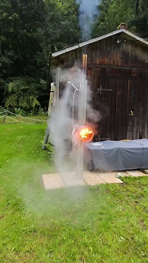 13K views · 116 reactions | Feuer an, Wasser marsch! Martin zeigt heute, wie’s geht: Holz hacken, Feuer machen – und schon ist die Dusche bereit. Keine Technik, kein Strom. Nur Holz, Feuer und warmes Wasser mitten in der Natur. So simpel. So gut. | Feuerwasser | Facebook
