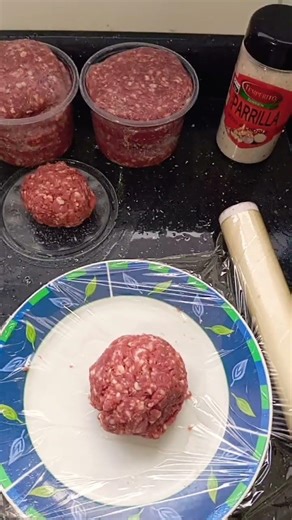 Porções de carne de fraldinha, hambúrguer artesanal.