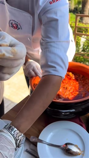 144K views · 1.7K reactions | Tradizioni ♥️ e vi comu ti sciali cu CALABRIA FOOD  ⭕Official tag #calabriafood #eatcalabrisi #drinkcalabrisi ⭕ ✔Iscriviti al canale #youtube e seguici su #tiktok Calabria Food Official ✔  Le nostre ricette su www.calabriafoodofficial.it  #calabria #tradizioni #pranzo #calabrese #ricette #cibo #ricetta #pane #carne #sugo #cucina #homemade | Calabria Food | Facebook