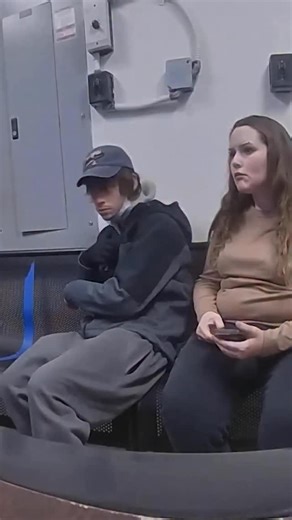 La policía llevó a dos sospechosos de robo a una oficina de un Walmart en Canton, Ohio, para interrogarlos. Durante el proceso, uno de los sospechosos sacó un arma de fuego y ahora enfrenta cargos criminales, lo que hizo que la situación se saliera de control rápidamente. 🚨 | Jorge Viera