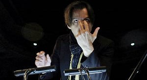 Der griechische Dirigent Teodor Currentzis inszeniert sich als Popstar der Klassik. Die DW-Dokumentation "Currentzis - Der Klassikrebell" begleitet ihn bei CD-Aufnahmen der Mozart-Oper "Don Giovanni" im russischen Perm. | DW Euromaxx