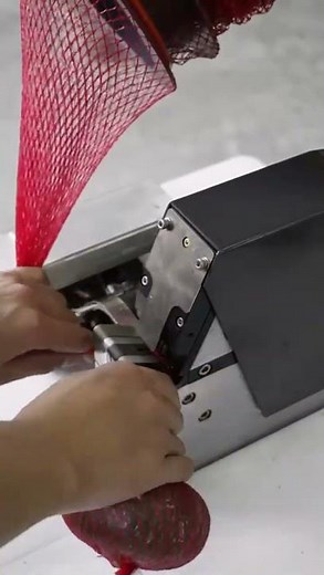 net bag clipping machine | mesh bag clipping machine with labler #packagingmachine #oil #onion