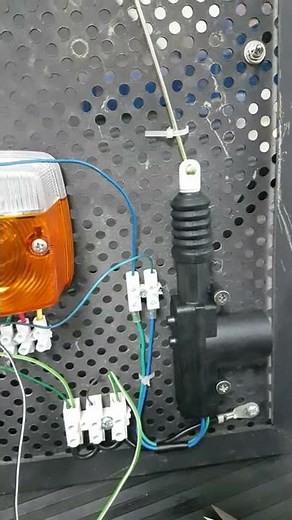 Maqueta de un cierre centralizado con 2 relés conmutados.