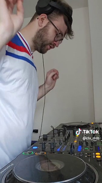 big up Souped Up for the England top and big up @Mozey for once again making me buy a tune day one #drumandbass #blend #decks #ravers #raversoftiktok #dj #dnb #mozey #dominator