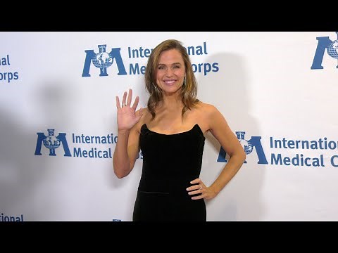 Jennifer Garner walks the red carpet at the 2025 International Medical Corps Annual Awards