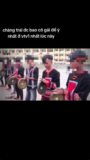 Chàng trai mái chéo gây sốt VTV1 — góc nhìn về người được nhiều cô gái để ý
