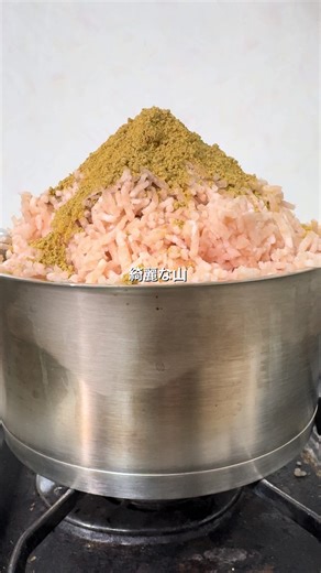 無水カレー歴３年半の男がだしの旨みとスパイスのカレー 2種を贅沢に食べ比べしてみた 🌟ハウス食品の新商品🌟 だしの旨みとスパイスのカレー(中辛・辛口) ・長年のカレー探求の末に実現した、さらりとした味わいの脂質50％オフ ・だしとスパイスに着目した新たなカレー ・だしの旨み×スパイスの香りを追求し、最適な組み合わせに ・トレーニーには嬉しすぎる。美味しいのに低カロリー ⭐️どの味もカレー好きには堪らない味わい⭐️ #PR #ハウス食品#だしの旨みとスパイスのカレー #無水カレー #ダイエット