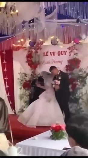 Cô dâu chú rể bị né-m mắm tôm tại tiệc cưới Đang hát trên sân khấu bất ngờ cô dâu chú rể nhận liền hoàn mắm tôm vào người và mặt. Nghi phạm là 2 đối tượng đi xe máy mặc trang phục thợ điện, ném xong họ đã nhanh chóng bỏ chạy. Để lại hiện trường tiệc cưới tan hoang, khách khứa hoang mang không hiểu diễn ra chuyện gì, cô dâu hoả-ng lo:ạn kêu cứu... Theo cô dâu chia sẻ trước đó cô có m-ẫu th:uẫn với 1 phụ nữ tên H trên tiktok. Hiện sự việc đã được gia đình trình báo. | Hội đồng hương Thái Bình tại 