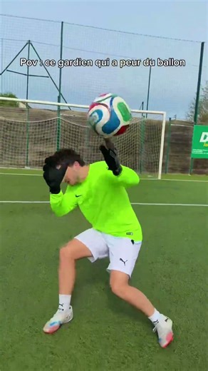 Ce gardien qui a peur de la balle 🤣