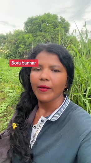 Rotina no campo: Banho de rio após um dia de trabalho