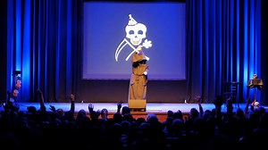 Tod ist ein Knochenjob. Religionen versprechen überall auf der Welt Wiedergeburt und Reinkarnation, die moderne Medizin forscht ohne Unterlass nach dem ewigen Leben und nun hat auch noch der Dauer-Rivale des Sensenmannes, der Klapperstorch, dem Tod ein Ei vor die Gruft gelegt. Was für ein Chaos. Und so werden die Menschen immer älter und die Weltbevölkerung wächst ohne Unterlass. Kein Wunder, wenn man als Gevatter jetzt auch noch dafür sorgen muss, dass der kleine Totellini einen Kita-Platz erga