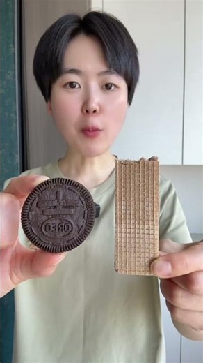 Ăn vặt hai chị em p2303