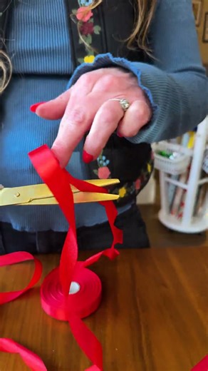 Attach your scissors to your tape for easy wrapping access! #tape #scissors #crafts #wrapping