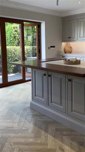 The tonal harmony between the Guadalajara worktop and the wood allows both materials to work in quiet partnership. The finish feels unified and balanced. A combination worth keeping in mind for a future kitchen. #BespokeDesign #KitchenInspo #InteriorDesign #ModernLiving