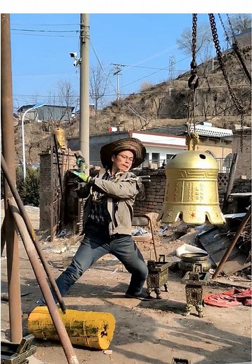 Listen to the sound of the sledgehammer and the clock.#funny