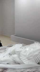 Baietii mei au terminat aproape tot (mai asteptam o parte din mobila), au terminat de renovat aproximativ 200 mp in mai putin de o luna! Si cand zic renovat nu ma refer la oucrui simple ci schimbat gresie si faianta in bai, reconstruit tavane, schimbat si montat usi…cu alte cuvinte renovat pe bune: tot tot. Astăzi am primit si comanda cu perdele, sunt in jur de 100 de metri asa ca ne va lua ceva timp sa le montam. | Carla Laszlo