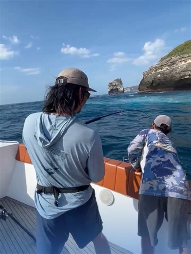 Catch & Release Fishing in Bali Experience the excitement of fishing in Bali with us! Bali Fishing Guide – Half Day & Full Day Experience 📍 Fishing spots Nusa Penida 🎯 Target species may include GT, Amberjack, Snapper, Grouper & more. 📩 Book now via DM or WhatsApp 0823-3952-5562 Secure your spot and let’s create your ultimate Bali fishing story 🌊🎣 #fishing #fish #balifishingtrip #indonesiafishing #fishinglife #fisherman