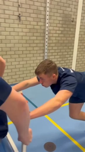 Hoornbeeck College Gouda on Instagram: "FVT training: ze hebben ’m gehaald! Wat een inzet vandaag van deze studenten! 👏 Iedereen heeft de oefentest voor de Fysieke Vaardigheidstoets (FVT) van de politie gehaald en dat ruim binnen de tijd! 🔥 Voor kandidaten tussen 16 en 19 jaar gelden de volgende normtijden voor de sporttest van de politie: 🏃‍♂️ Mannen (17–24 jaar): 3:08 minuten 🏃‍♀️ Vrouwen (17–24 jaar): 3:45 minuten (👉 preciesere informatie over sporttestnormen staat op politie.nl) Super t