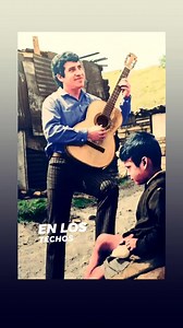 Victor Jara 🖤Luchin ...❣️ Frágil como un volantín En los techos de barrancas Jugaba el niño Luchín Con sus manitos moradas Con la pelota de trapo Con el gato y con el perro El caballo lo miraba En el agua de sus ojos Se bañaba el verde claro Gateaba a su corta edad Con el potito embarrado Con la pelota de trapo Con el gato y con el perro El caballo lo miraba El caballo era otro juego En aquel pequeño espacio Y al animal parecía Le gustaba ese trabajo Con la pelota de trapo Con el gato y con el 