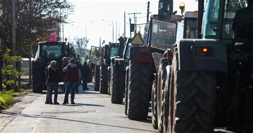 Θεσσαλονίκη: Αποχωρούν οι αγρότες από το μπλόκο προς το αεροδρόμιο «Μακεδονία» | Parallaxi Magazine