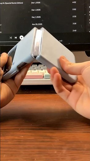 How to put cases on Flip phones #samsung #tech #gadget #technology #smartphone #zflip4 #case #phone