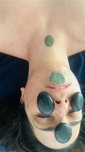 Marisa Roman on Instagram: "Si estás en #Caracas tienes que ir a conocer a @sanandoholistica. Un sanador maravilloso que combina diversas técnicas ancestrales con masajes terapéuticos.⁣ ⁣ Nando es un mago, él sana con las manos. Tu cuerpo le habla y él sabe exactamente qué hacer usando diferentes tipos de masajes, acupuntura, digitopuntura, quiropraxia, ventosas, piedras volcánicas y otras técnicas. ⁣ ⁣ También aplica terapia neural para aliviar dolores y hace otros procedimientos como zapper y 