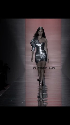 Rehearsal vs Runway Bella for alexandre vauthier #runway #model #fashion #bellahadid #gigihadid