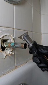 Replacing a bathroom tub spout 🛁💦 Removing the old spout and cleaning up years of failed caulk from the tile wall before installing a new tub spout with trim plate #diy #asmr #fyp #reels #homerepair #plumbingrepair #foryou #plomero #handyman | The Plumberlorian