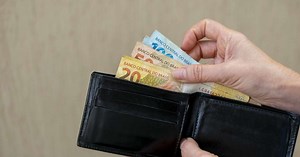 Achou uma nota de dinheiro rasgada no bolso? Entenda se ela tem valor