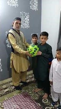 molana kazim Hussain Zaidi bachon me kalony taqseem krthy huy